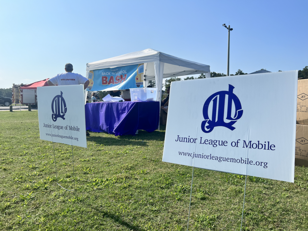 Yard signs that say Junior League of Mobile